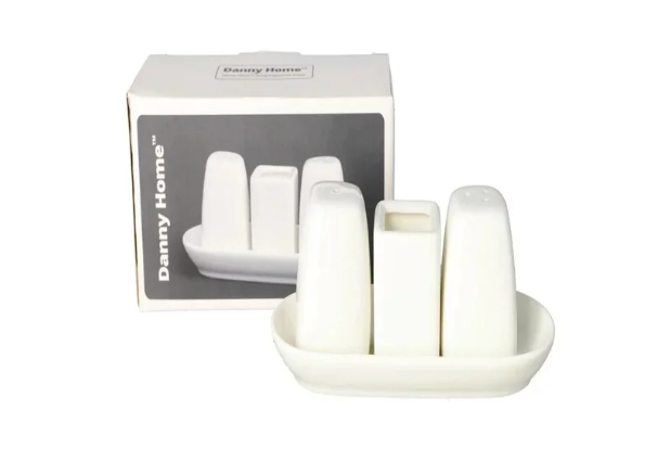 Salt and pepper shaker set
